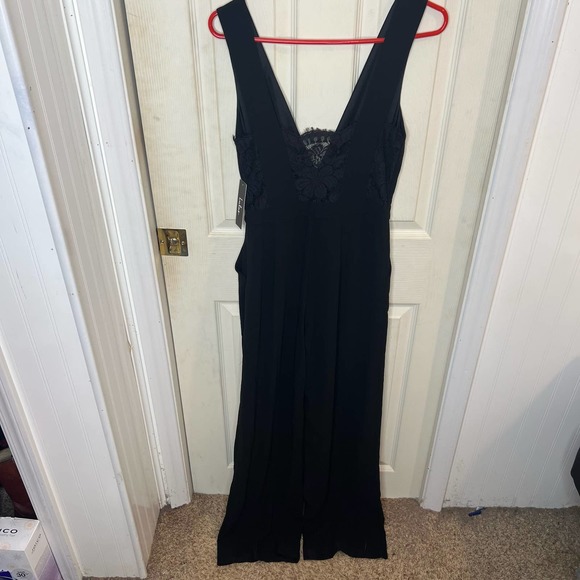NWT Lulu’s Black Lace V-Neck Tank Top Jump Suit Straight Leg Size Small - Picture 4 of 11